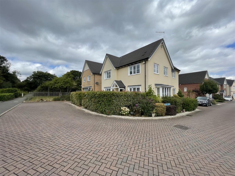 View Full Details for Oak Crescent, Wickford